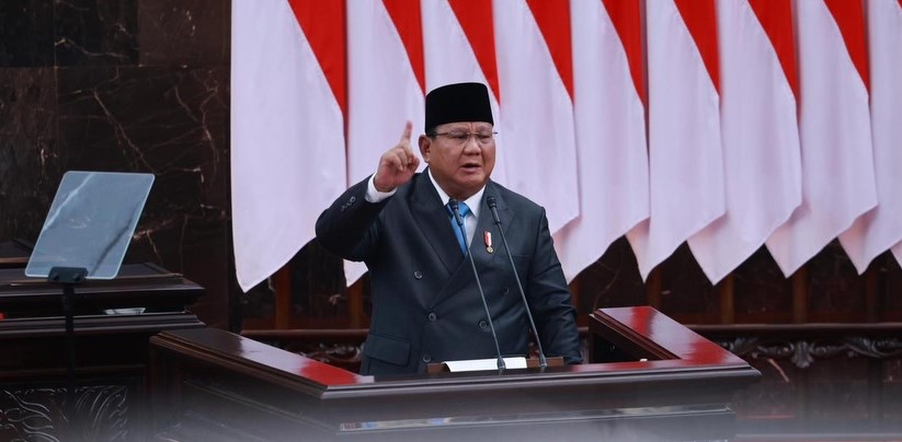 Presiden prabowo subianto berpidato di atas mimbar dengan menunjuk satu jari catrawarta Presiden prabowo subianto berpidato di atas mimbar dengan menunjuk satu jari